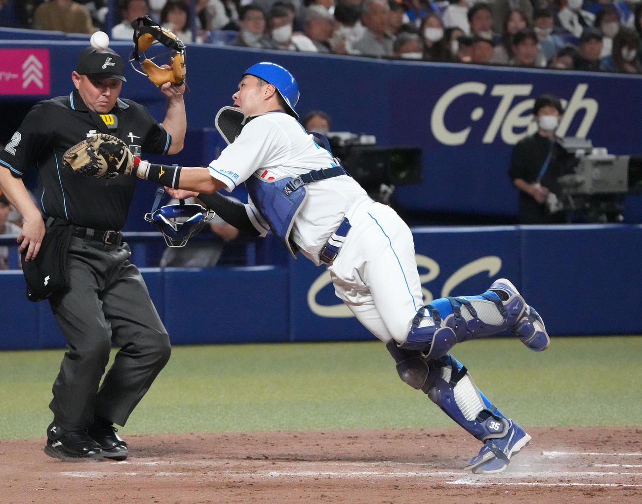 中日対巨人　4回表巨人無死一、二塁、ブリンソンの打球を好捕する木下（撮影・森本幸一）