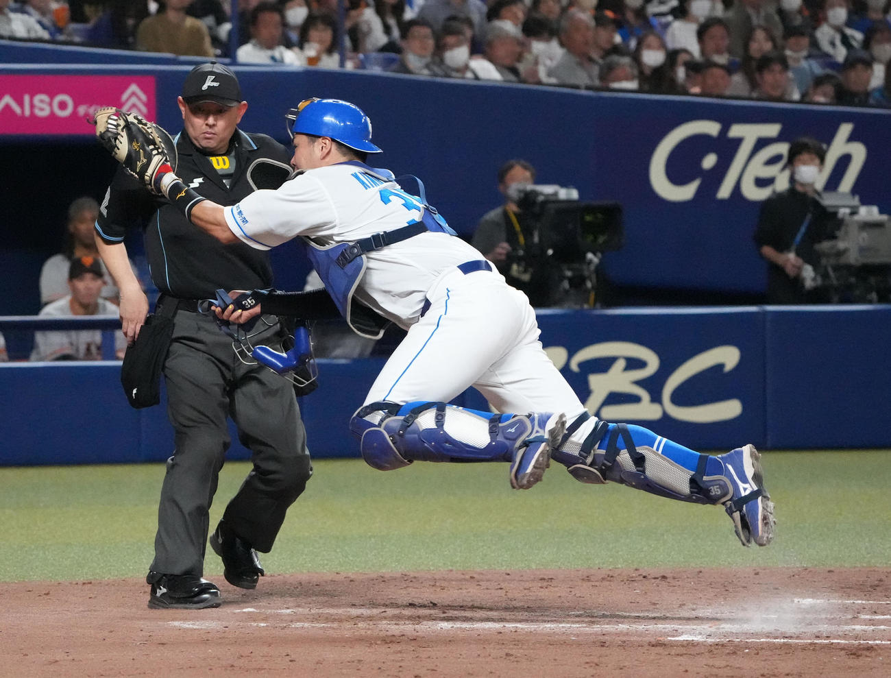 中日対巨人　4回表巨人無死一、二塁、ブリンソンの打球を好捕する木下（撮影・森本幸一）