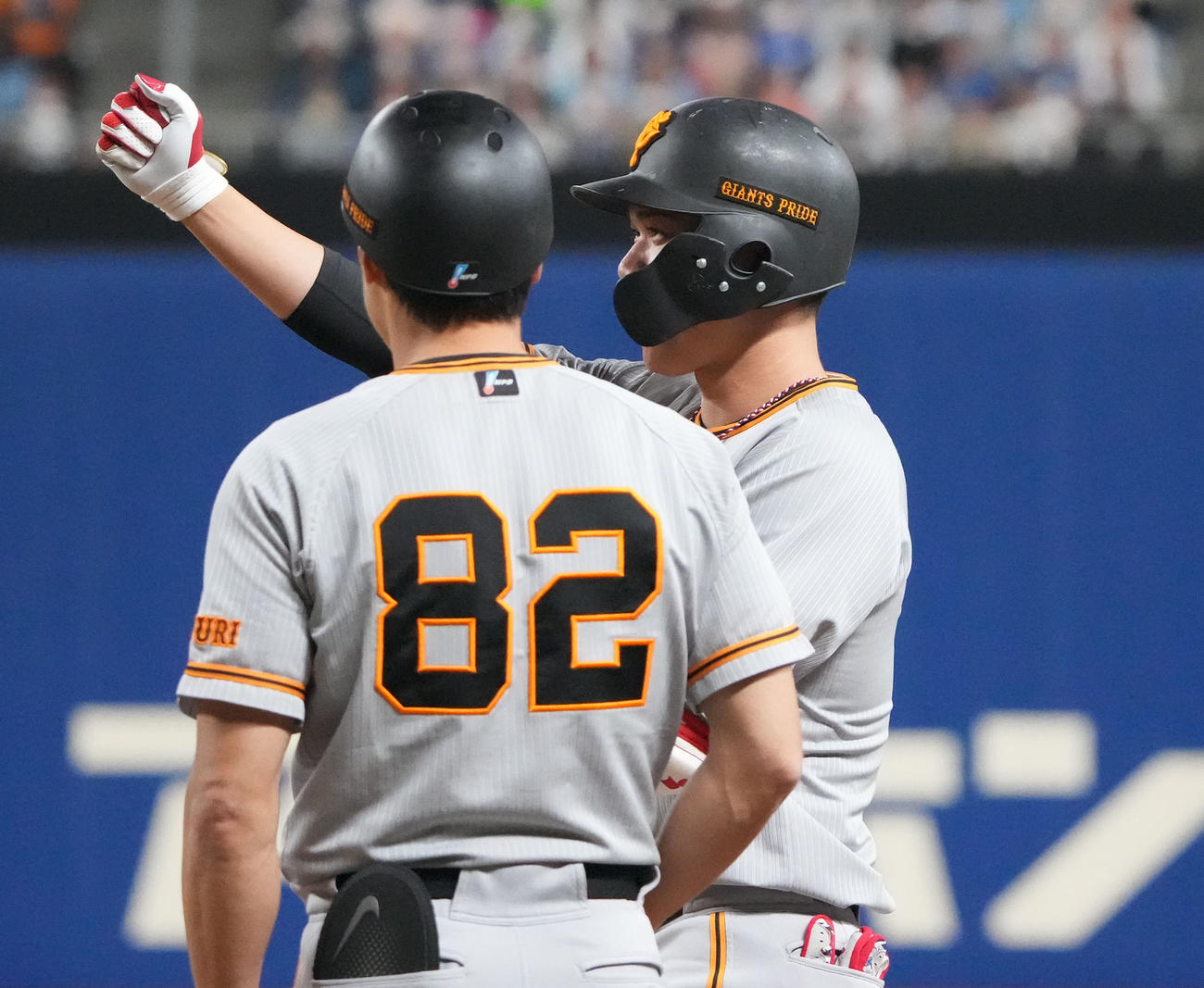 プロ野球中日対巨人　5回表巨人1死一、三塁、右前適時打を放った坂本（撮影・森本幸一）