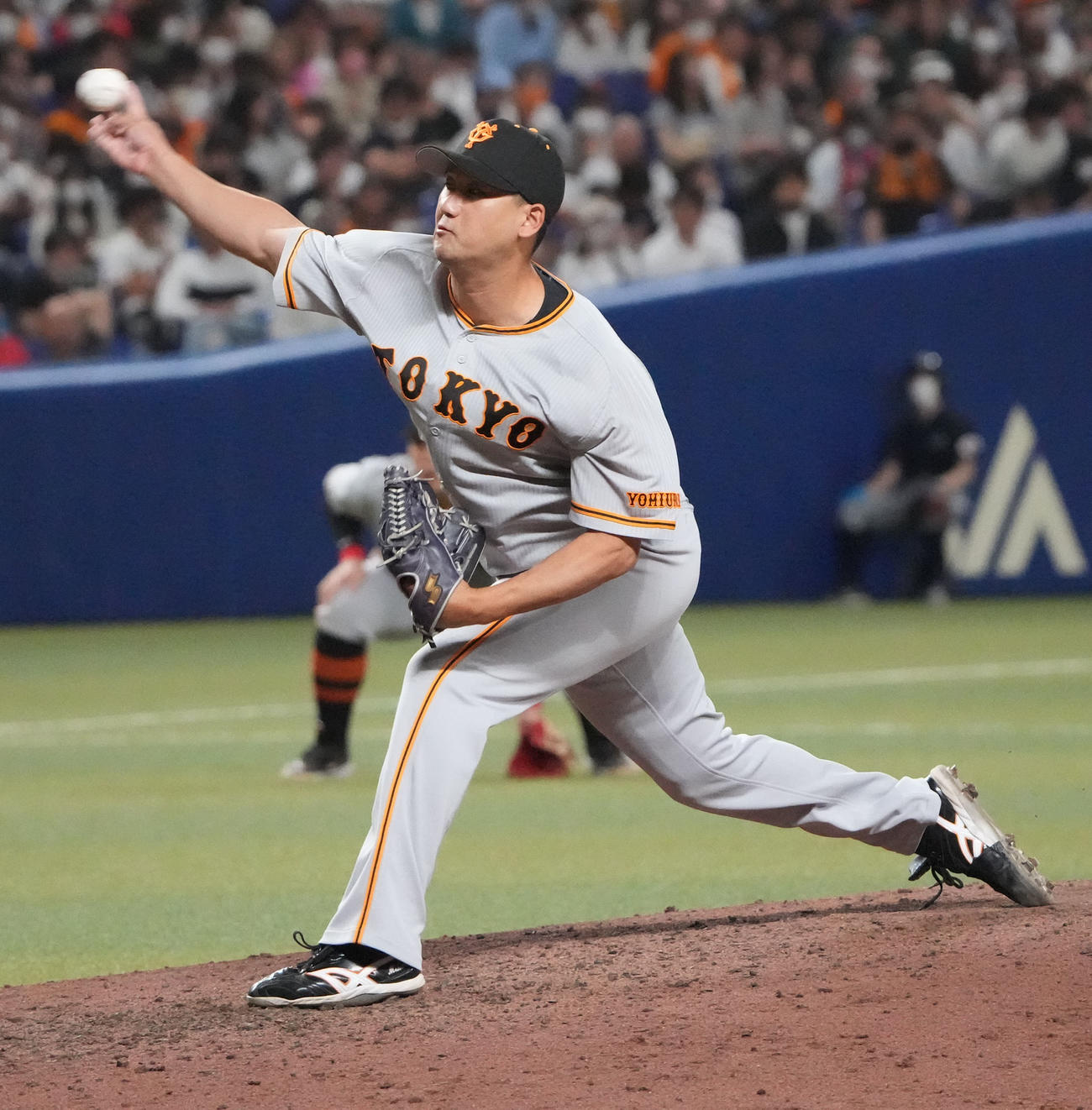 中日対巨人　6回裏、巨人3番手で登板する三上（撮影・森本幸一）