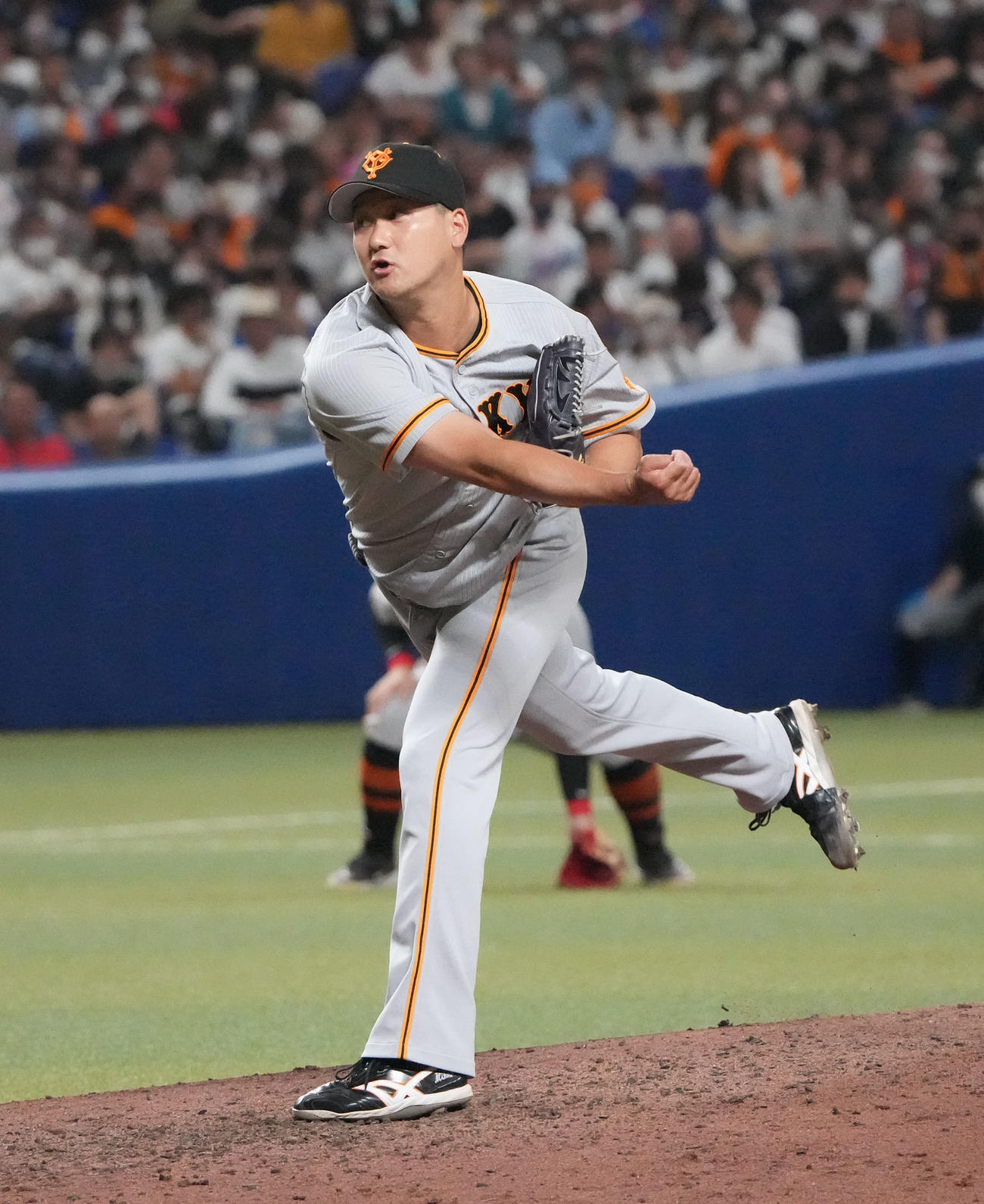 中日対巨人　6回裏、巨人3番手で登板する三上（撮影・森本幸一）