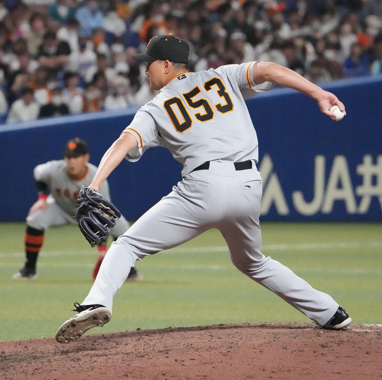 中日対巨人　6回裏、巨人3番手で登板する三上（撮影・森本幸一）