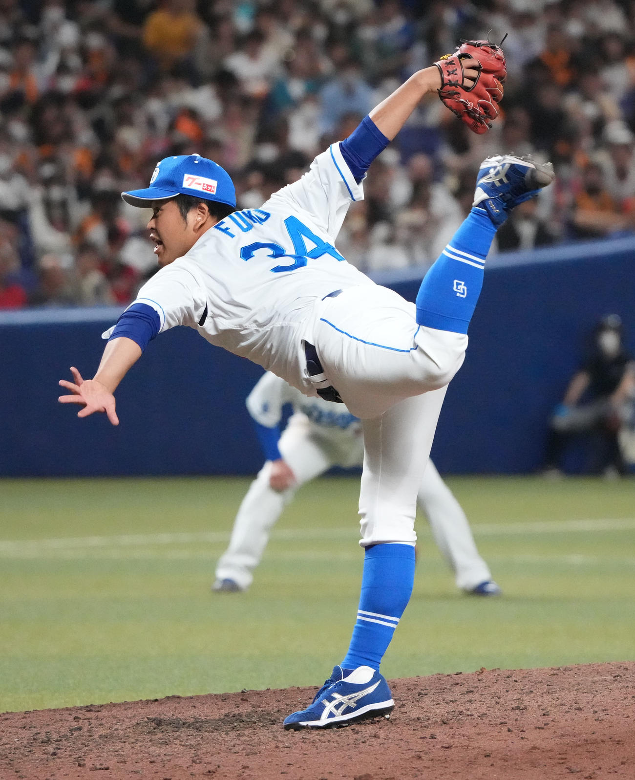 プロ野球中日対巨人　8回表、中日5番手で登板する福（撮影・森本幸一）