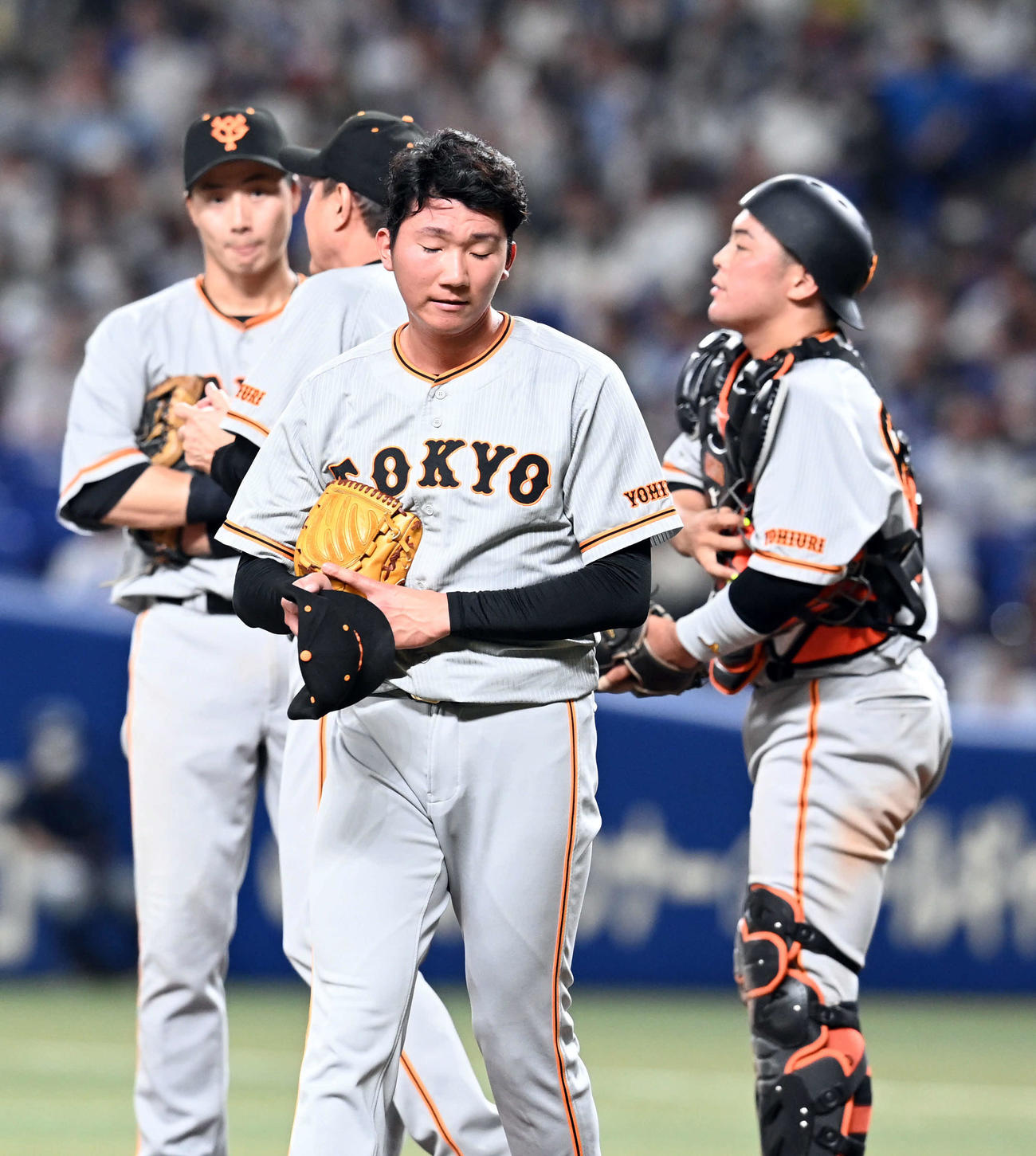 中日対巨人　8回途中で降板する巨人田中千（撮影・たえ見朱実）