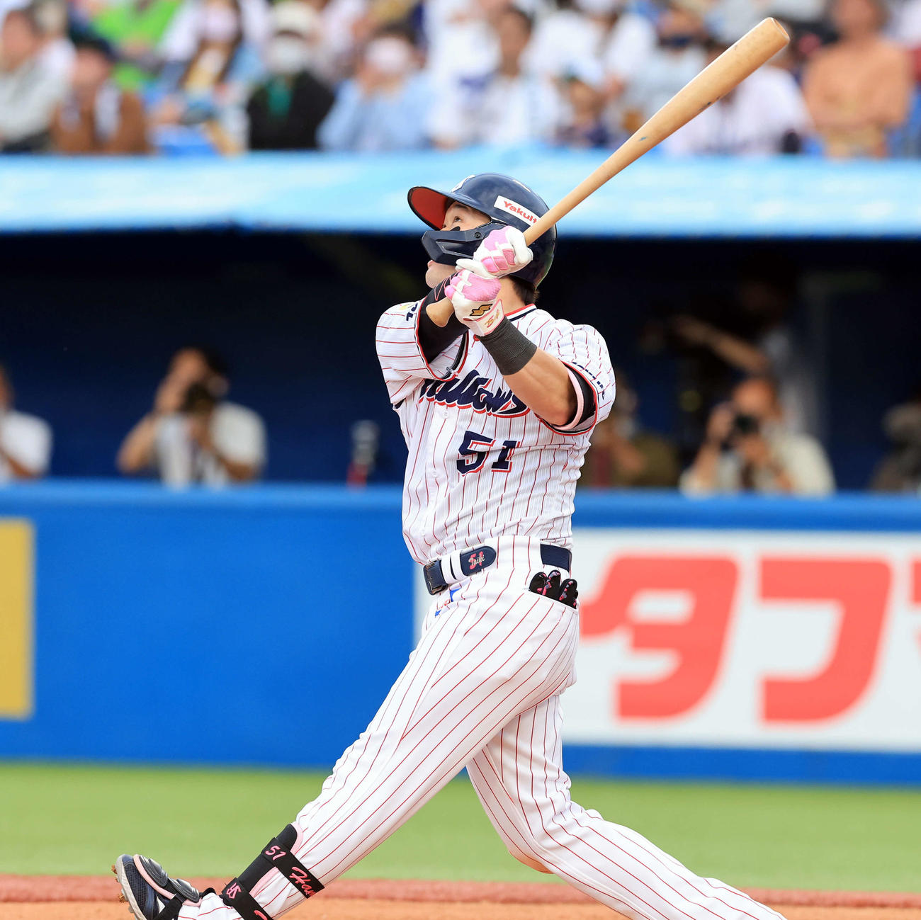 ヤクルト対DeNA 8回裏ヤクルト2死一、二塁、浜田は左越え3点本塁打を放つ（撮影・浅見桂子）