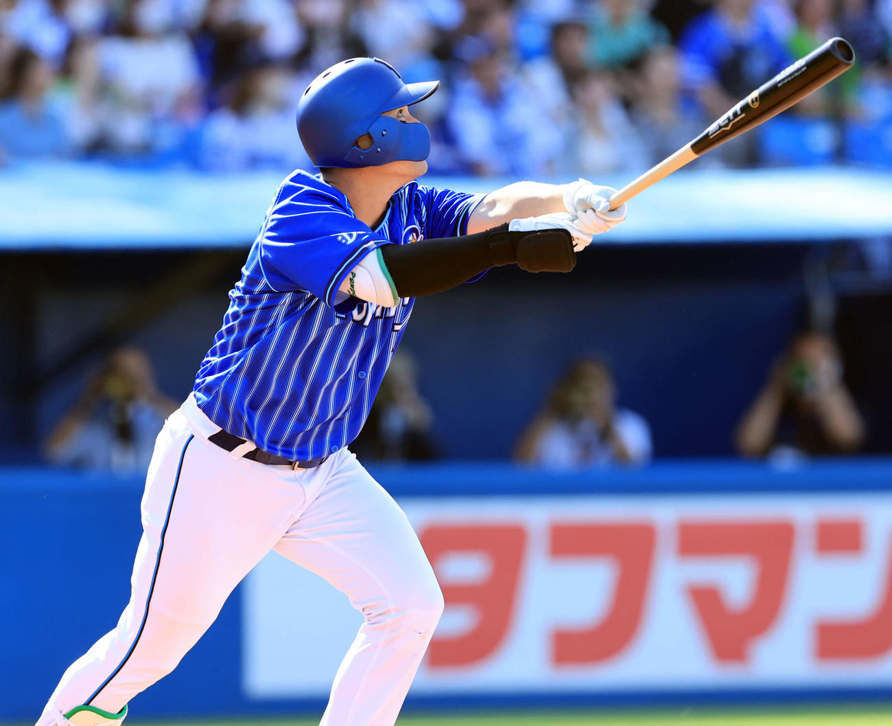 ヤクルト対DeNA 4回表DeNA2死一、三塁、佐野は中越え3点本塁打を放つ（撮影・浅見桂子）