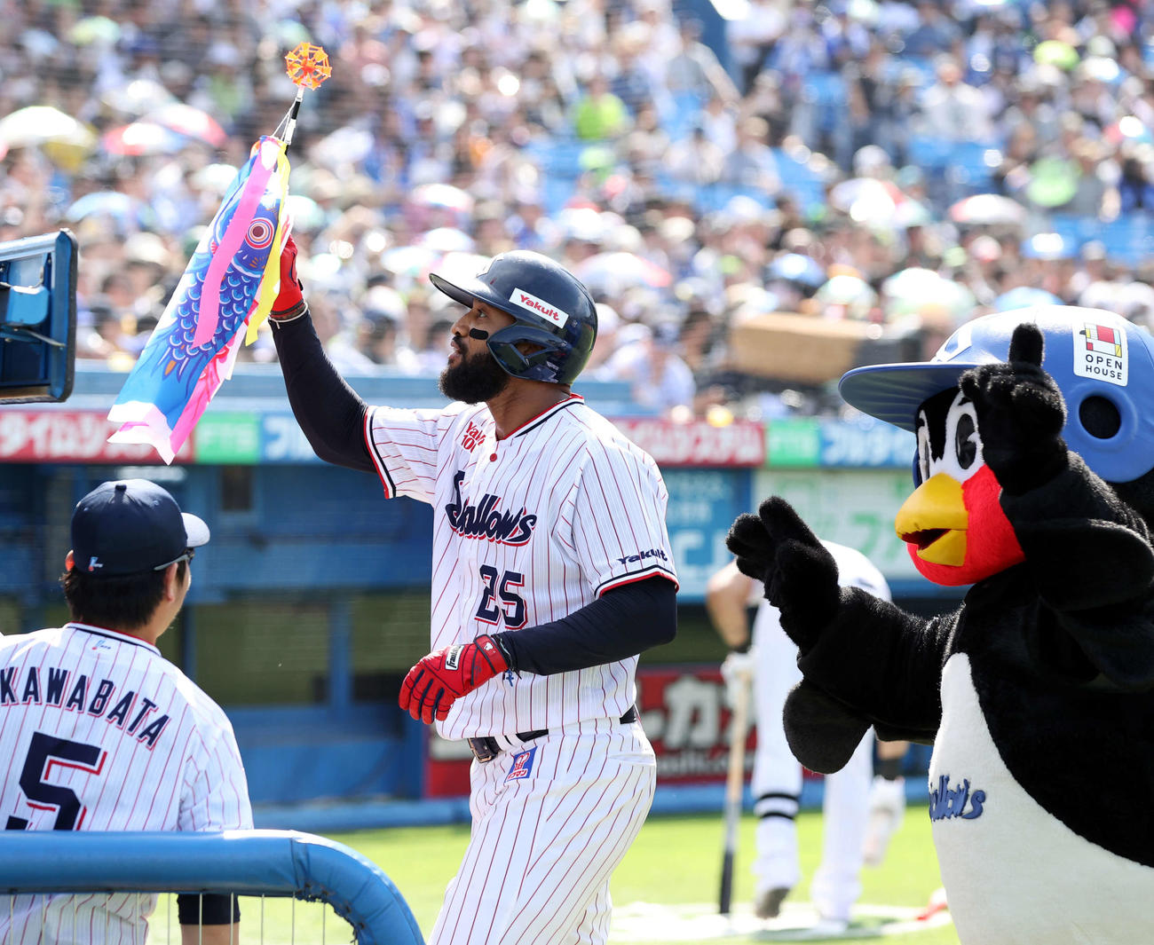 ヤクルト対DeNA 2回裏ヤクルト無死、サンタナ（中央）は先制ソロ本塁打を放ち、こいのぼりを手にファンにあいさつ（撮影・浅見桂子）