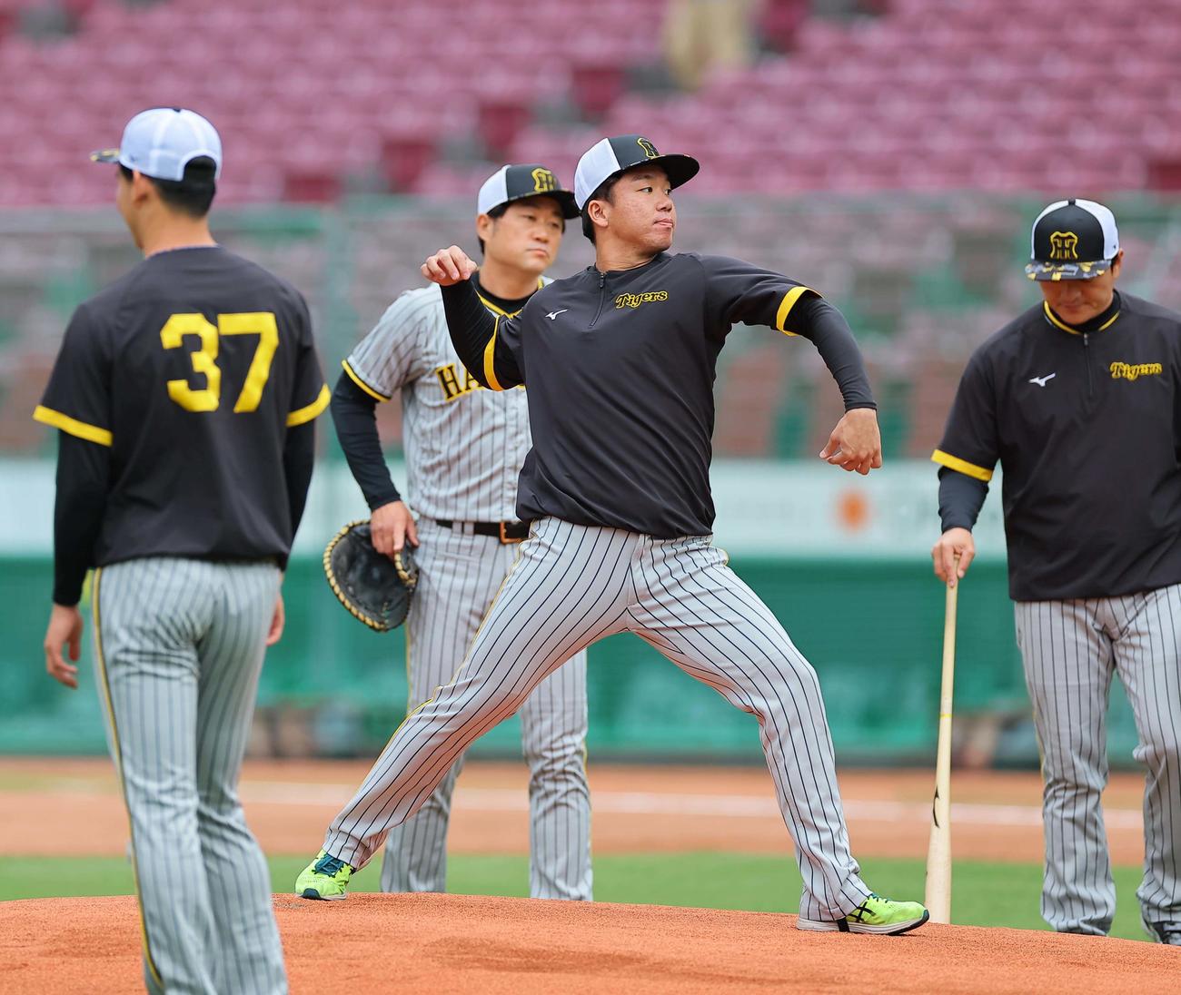 マツダスタジアムのマウンドでシャドーピッチングをする阪神村上頌樹（撮影・上田博志）