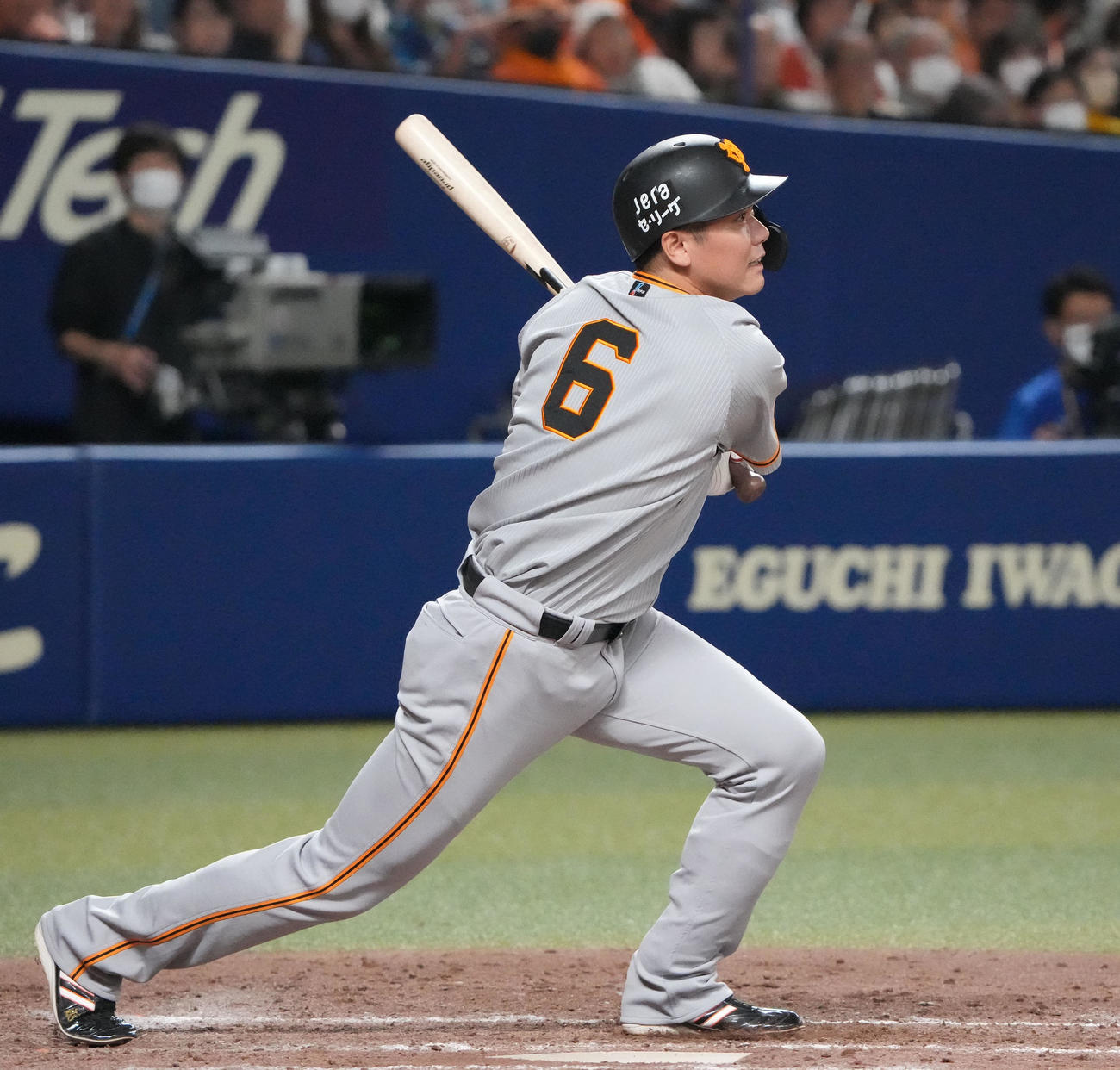 プロ野球中日対巨人　5回表巨人1死一、三塁、右前適時打を放つ坂本（撮影・森本幸一）