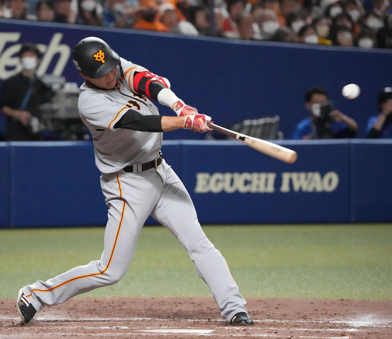プロ野球中日対巨人　5回表巨人1死一、三塁、右前適時打を放つ坂本（撮影・森本幸一）