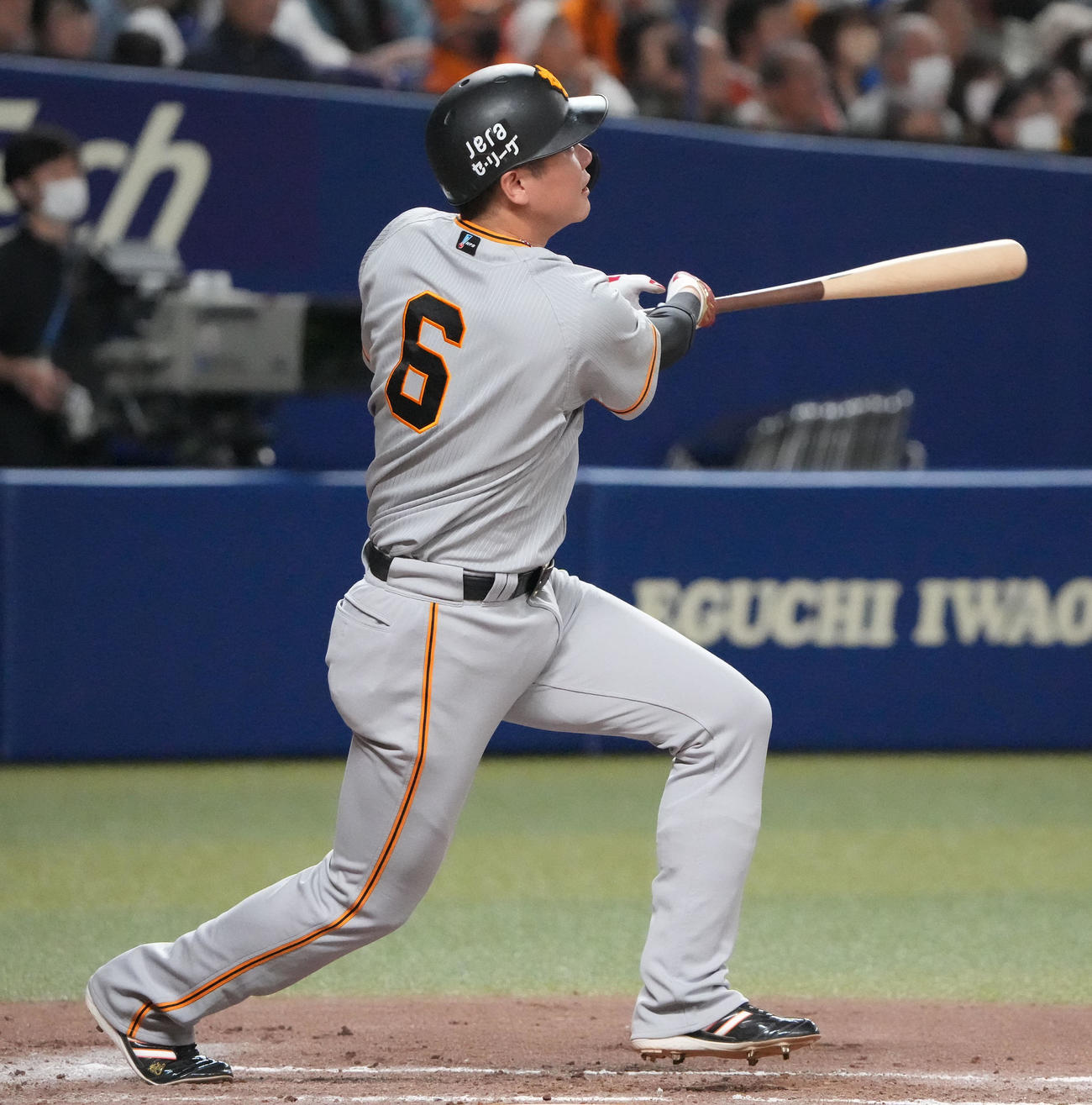 プロ野球中日対巨人　7回表巨人2死、中越え二塁打を放つ坂本（撮影・森本幸一）