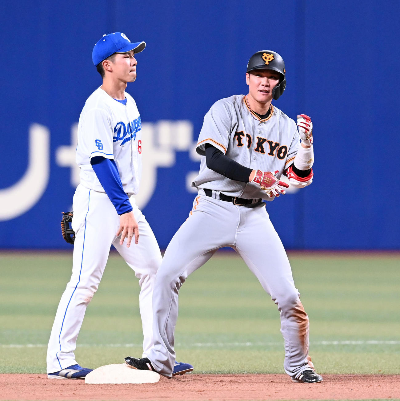 中日対巨人　7回表巨人2死、中越えに二塁打を放った坂本（撮影・たえ見朱実）