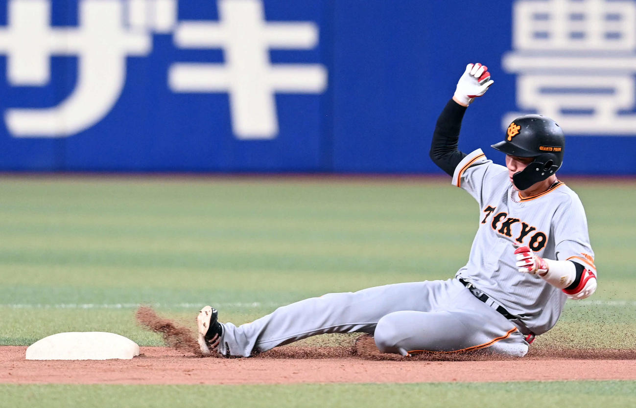 中日対巨人　7回表巨人2死、中越えに二塁打を放つ坂本（撮影・たえ見朱実）