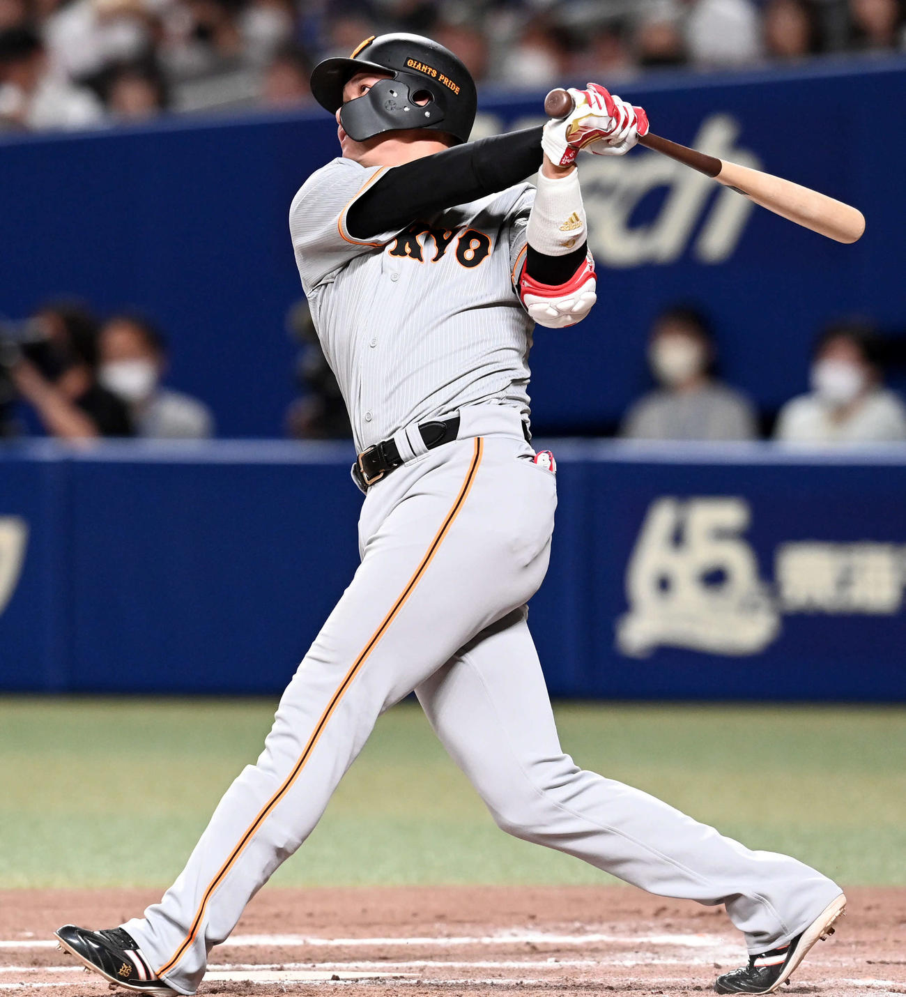 中日対巨人　7回表巨人2死、中越えに二塁打を放つ坂本（撮影・たえ見朱実）