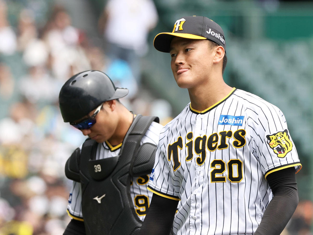 ウエスタン・リーグ阪神対オリックス　3回表終了後、浮かない表情でベンチに戻る阪神森木（手前）。左は栄枝（撮影・上山淳一）