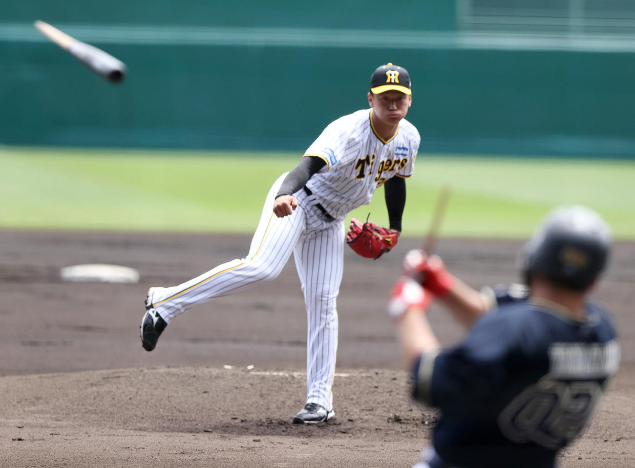 2回表オリックス1死、山中尭之のバットをへし折る阪神森木大智（撮影・上山淳一）