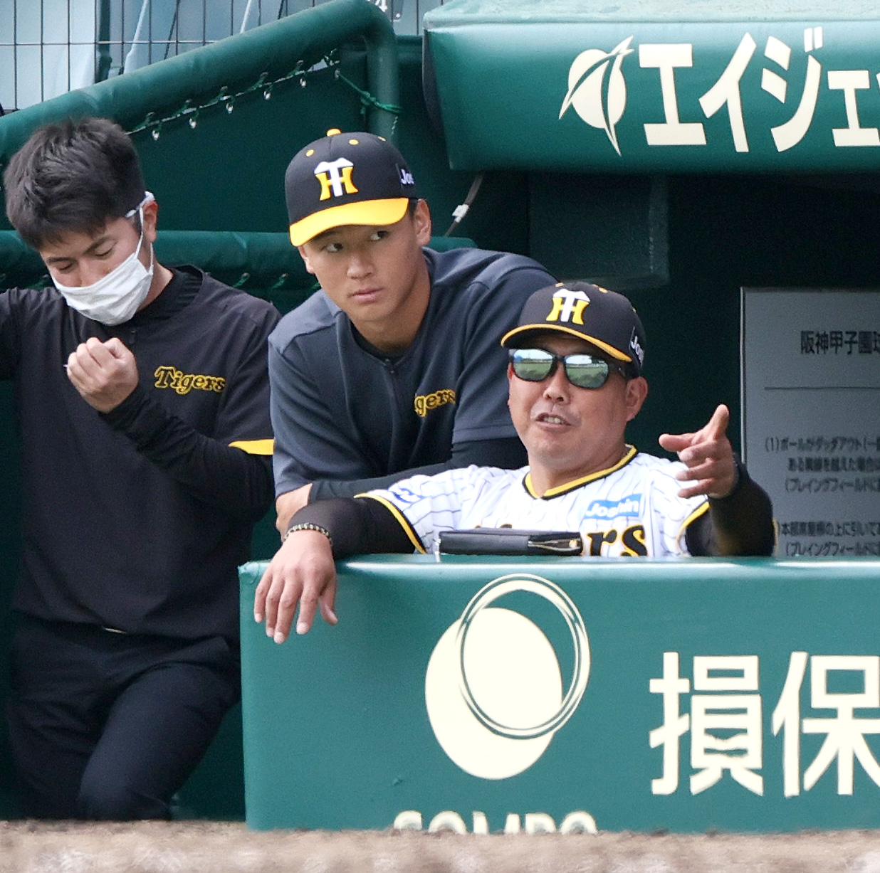 登板を終えた森木（中央）はベンチで嶋田バッテリーコーチの話を聞く（撮影・上山淳一）