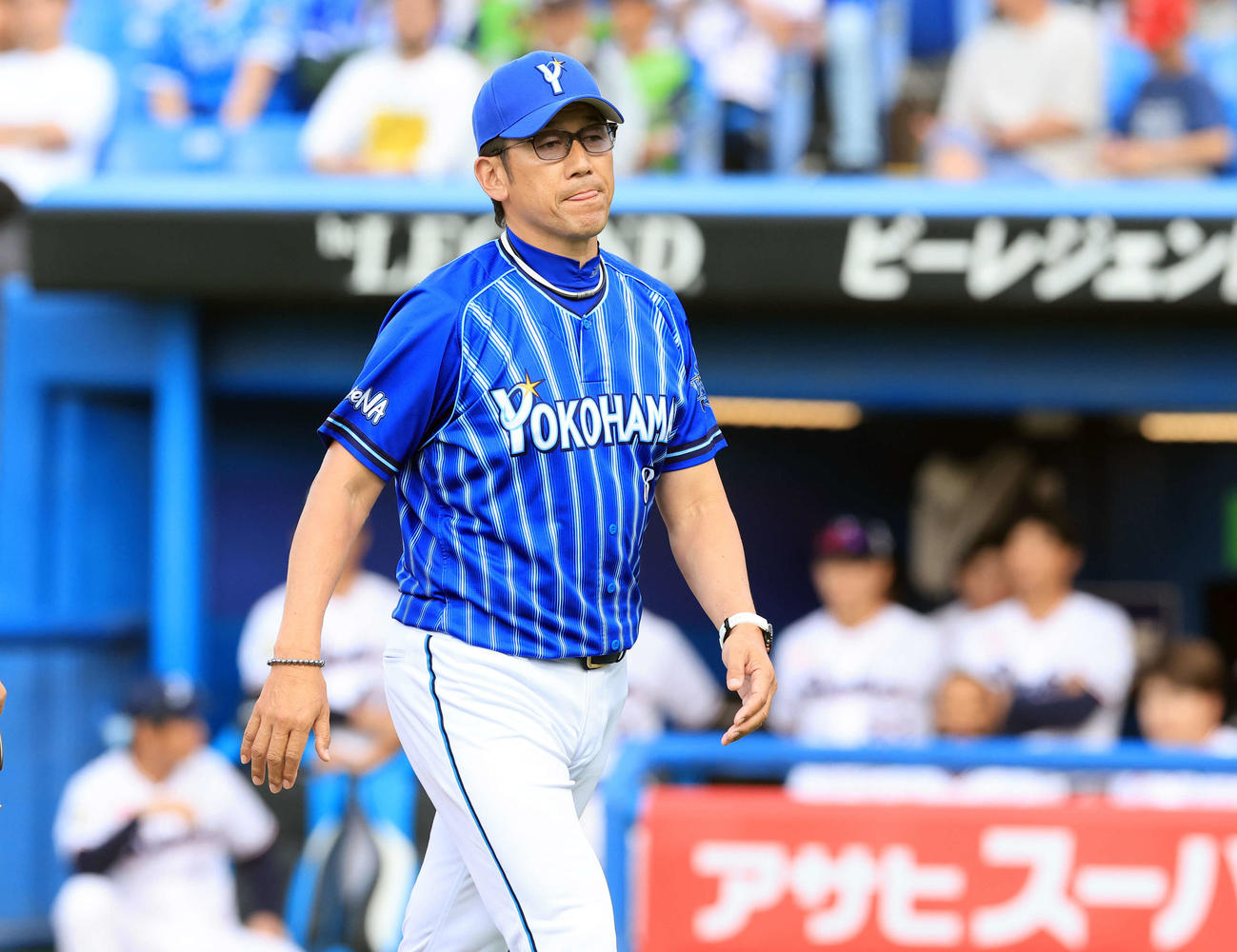 ヤクルト対DeNA 8回裏ヤクルトの攻撃で投手交代を告げ、厳しい表情の三浦監督（撮影・浅見桂子）