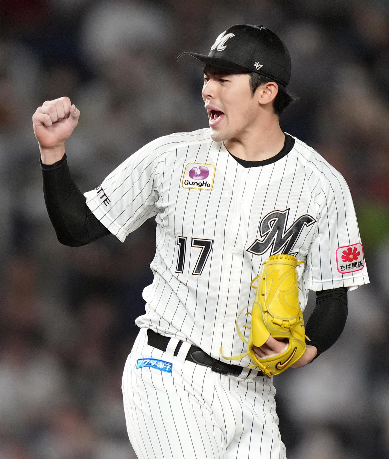 ロッテ対ソフトバンク　4回表ソフトバンク1死、柳田を空振り三振に仕留め、ガッツポーズでほえるロッテ先発の佐々木朗（撮影・狩俣裕三）