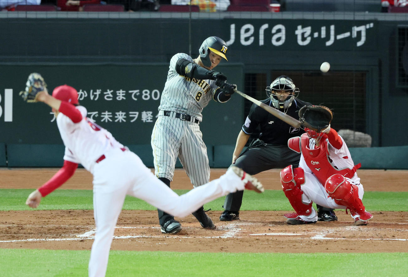 広島対阪神　3回表阪神2死一塁、佐藤輝は左越え2点本塁打を放つ。投手は遠藤（撮影・加藤哉）