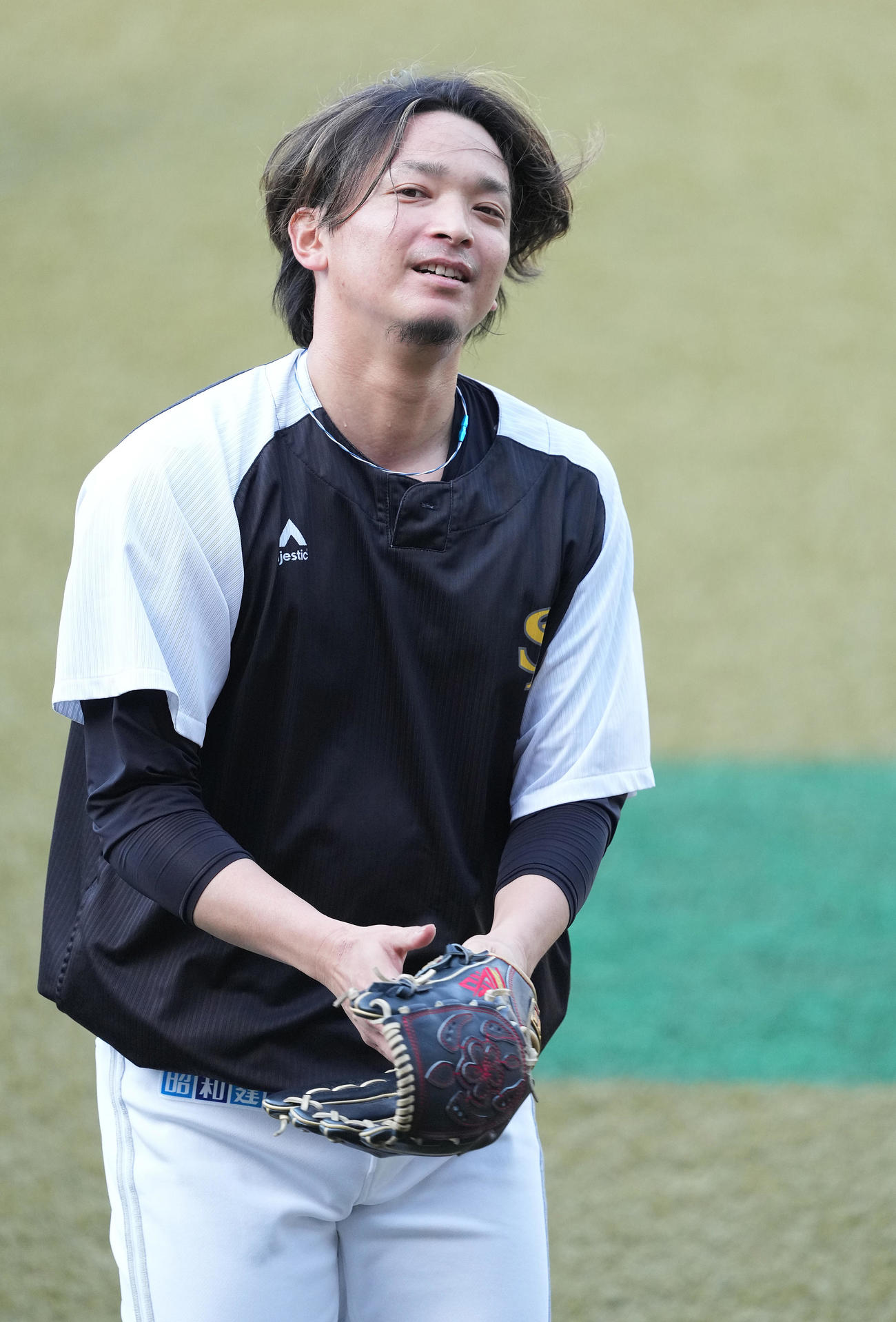 ロッテ対ソフトバンク　試合前練習で汗を流すソフトバンク東浜（撮影・鈴木みどり）