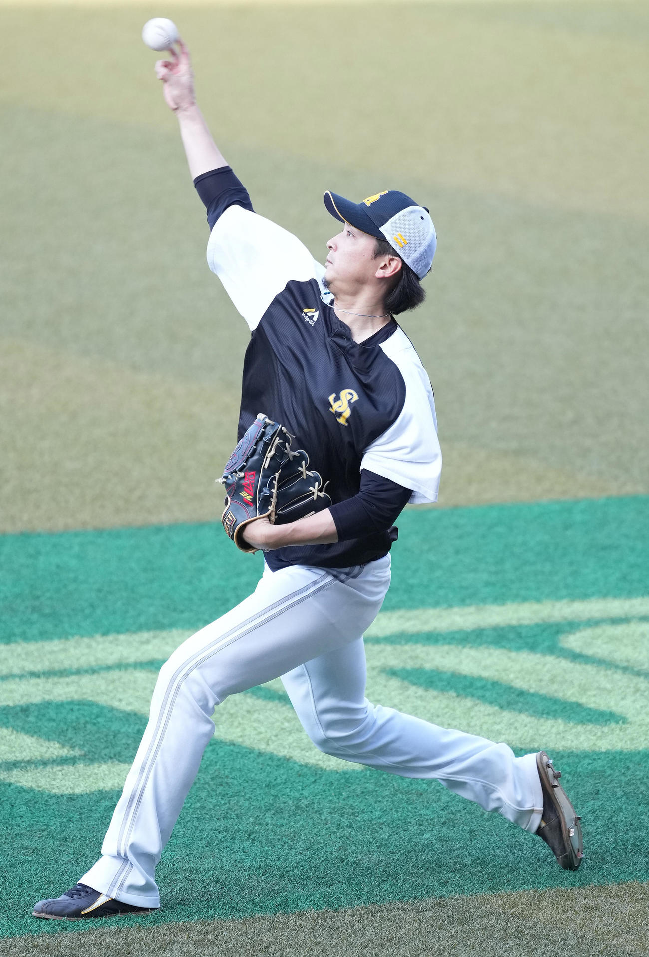 ロッテ対ソフトバンク　試合前練習でキャッチボールするソフトバンク東浜（撮影・鈴木みどり）