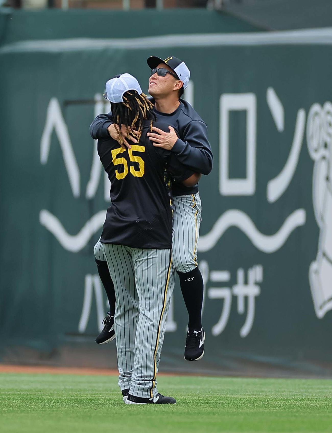 広島対阪神　1軍に合流を喜ぶ糸原（右）に抱きつかれるミエセス（撮影・上田博志）