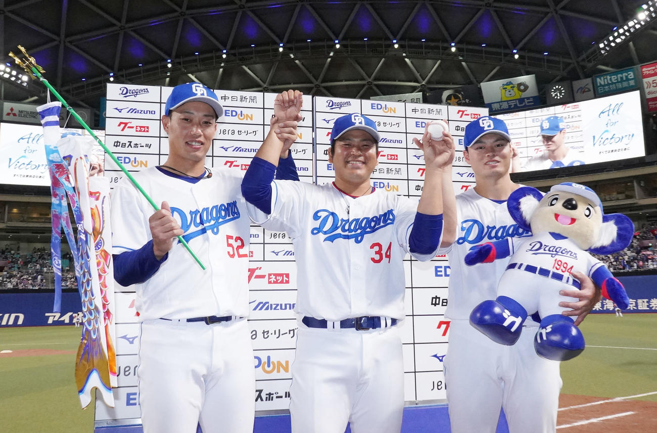 中日対巨人　ヒーローインタビューを終え笑顔でポーズを決める、左から加藤翔、福、細川（撮影・森本幸一）