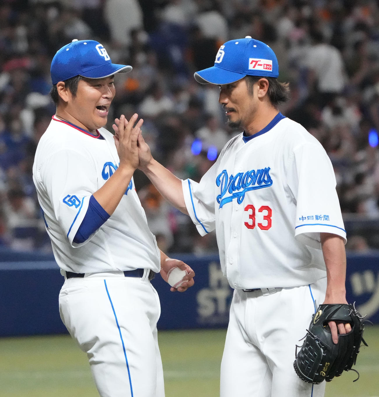 中日対巨人　試合終了、祖父江から勝利球を受け取る福（左）（撮影・森本幸一）