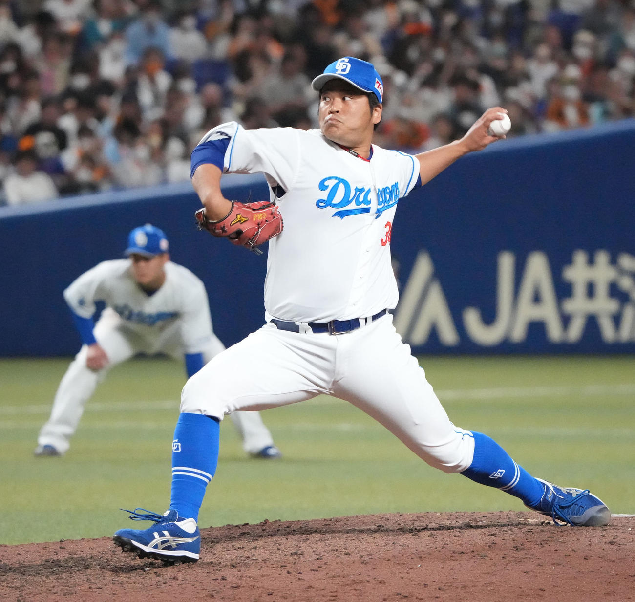 プロ野球中日対巨人　8回表、中日5番手で登板する福（撮影・森本幸一）