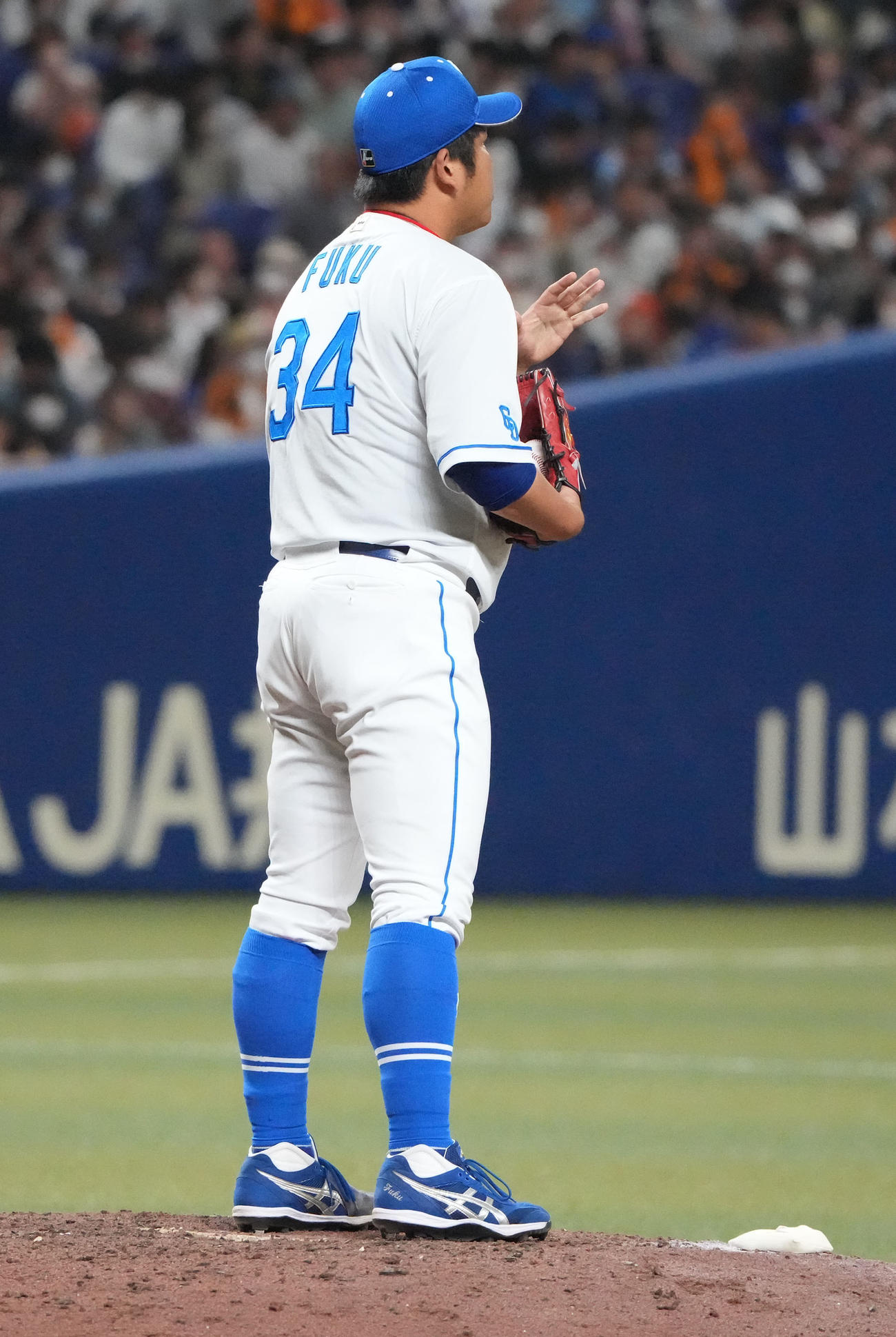 プロ野球中日対巨人　8回表、マウンドに上がり投球前に手話を披露する福（撮影・森本幸一）