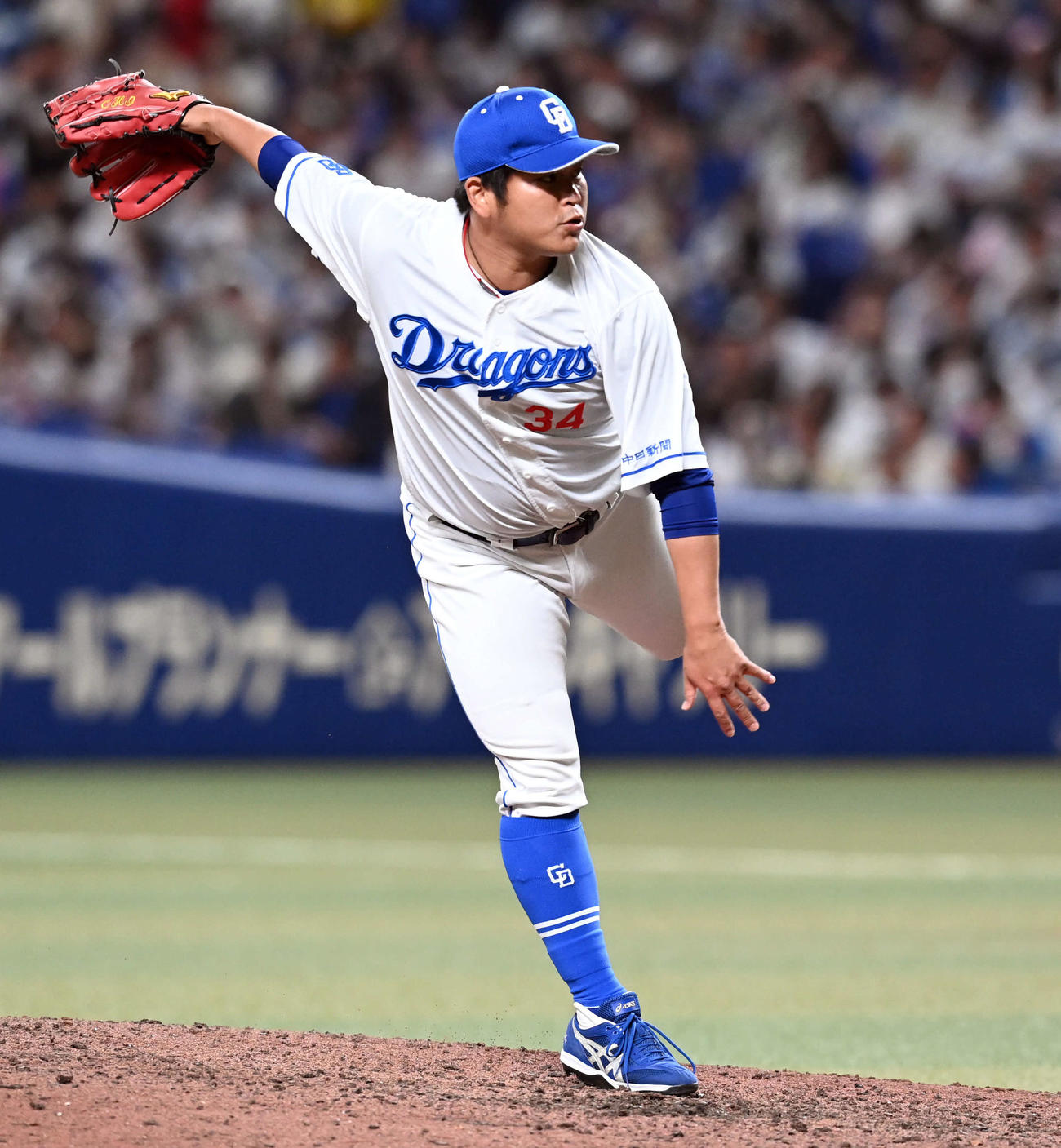 中日対巨人　8回からマウンドに上がった中日福（撮影・たえ見朱実）