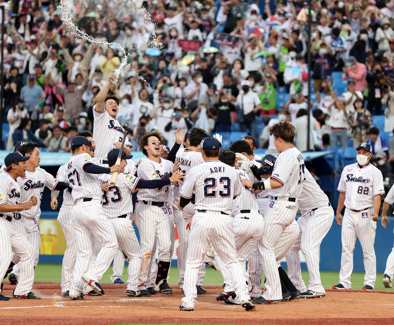 ヤクルト対DeNA 9回裏ヤクルト2死一塁、長岡（中央）が右越えサヨナラ2点本塁打を放ち、大喜びで迎える村上（右）らヤクルトの選手たち（撮影・浅見桂子）