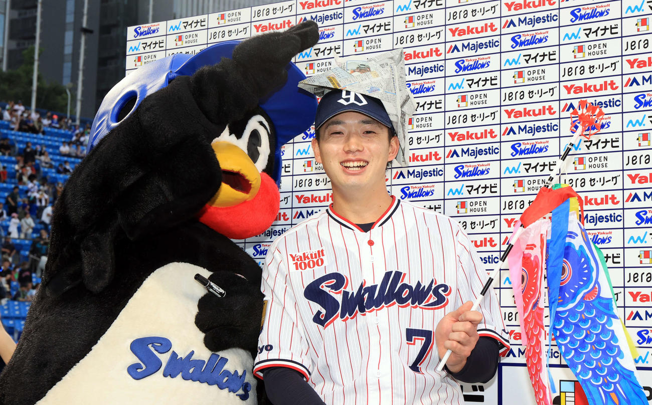 ヤクルト対DeNA　サヨナラ本塁打の長岡秀樹（右）は新聞紙カブトをかぶり、つば九郎と笑顔（撮影・浅見桂子）