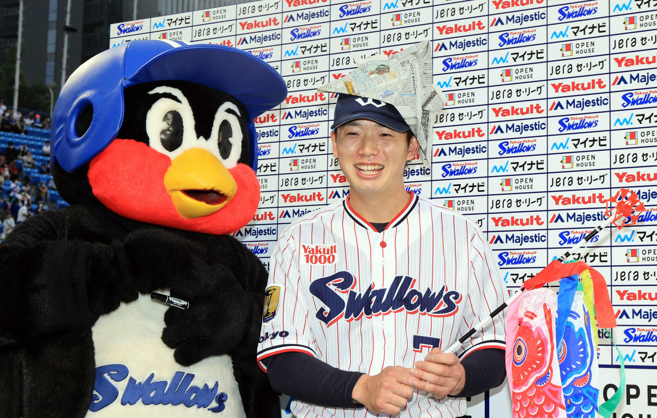 ヤクルト対DeNA　サヨナラ本塁打の長岡秀樹（右）は新聞紙カブトをかぶり、つば九郎と笑顔（撮影・浅見桂子）