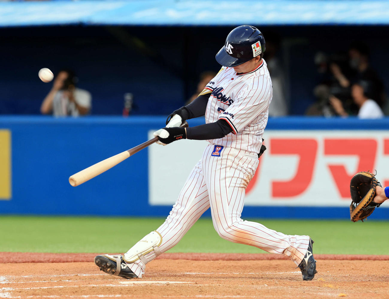 ヤクルト対DeNA 9回裏ヤクルト2死一塁、長岡は右越えサヨナラ2点本塁打を放つ（撮影・浅見桂子）
