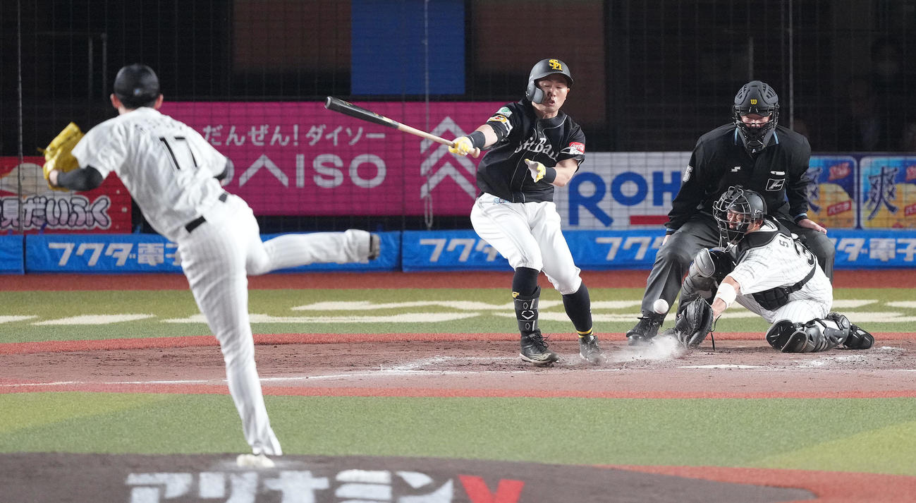 ロッテ対ソフトバンク　3回表ソフトバンク2死、暴投による振り逃げで出塁する中村晃。投手佐々木朗（撮影・鈴木みどり）