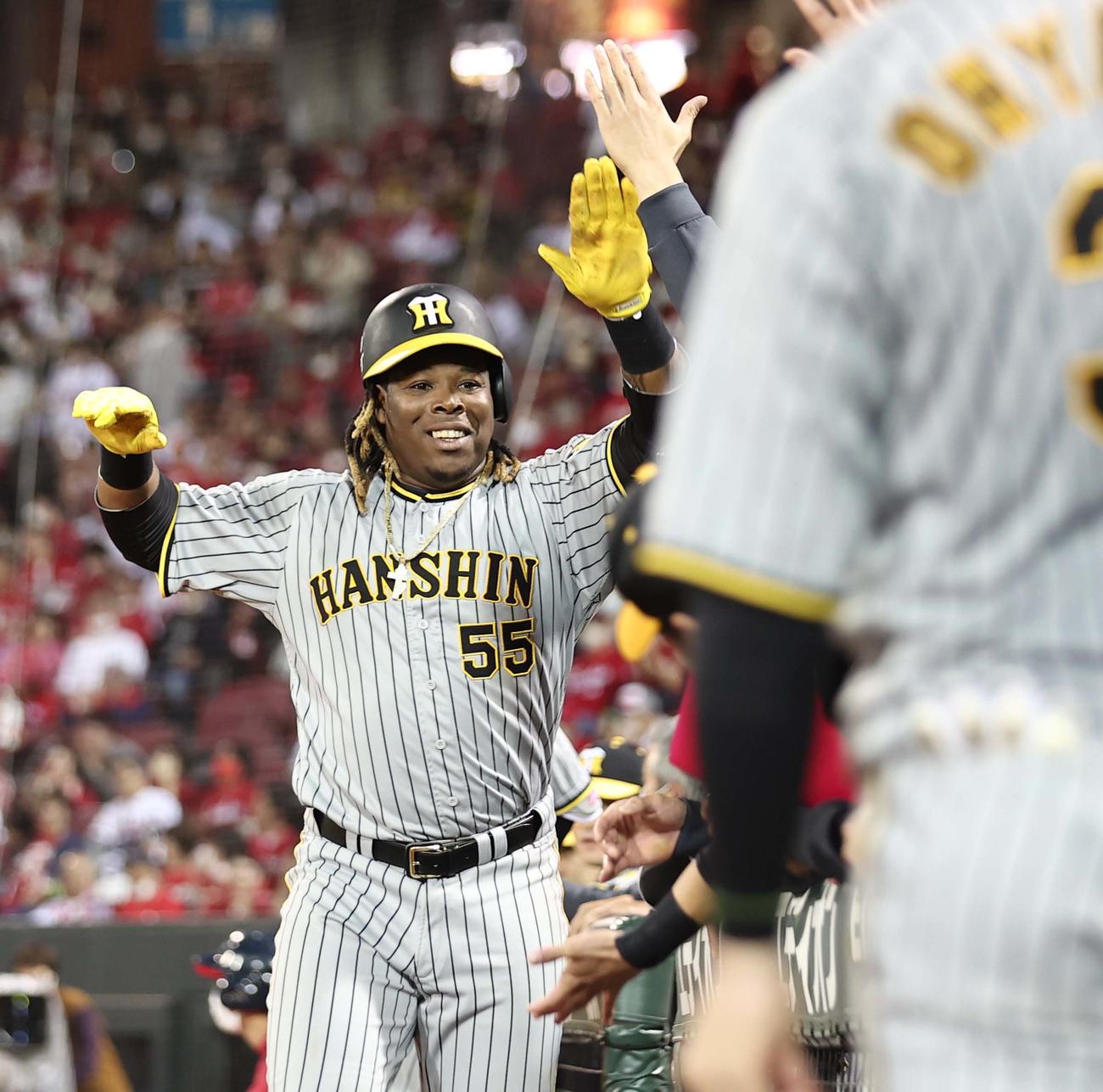 広島対阪神　6回表阪神1死、左越えソロ本塁打を放ったミエセスはナインの出迎えに笑顔を見せる（撮影・上田博志）