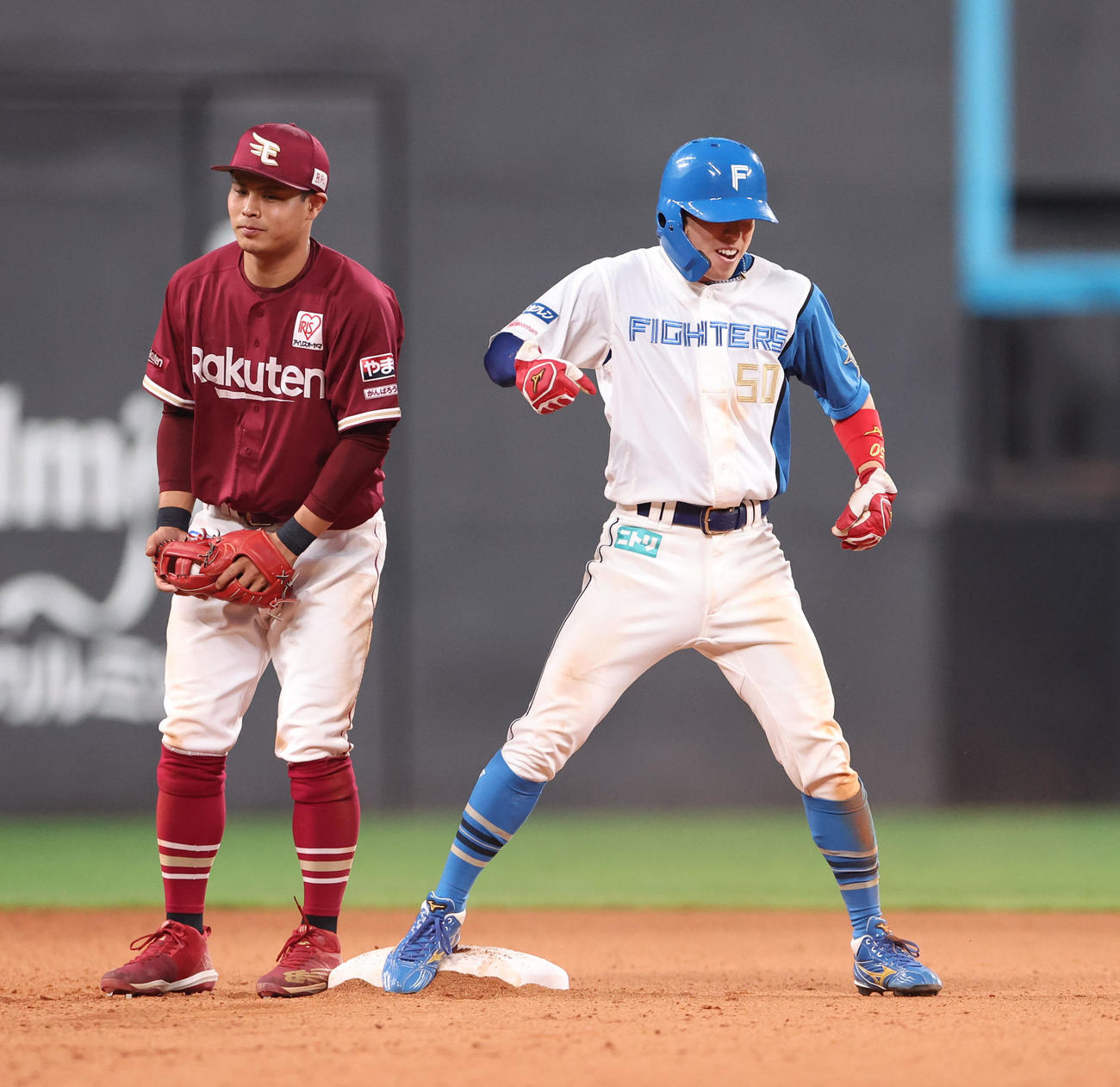 日本ハム対楽天　8回裏日本ハム無死一塁、五十幡は盗塁を決める（撮影・佐藤翔太）