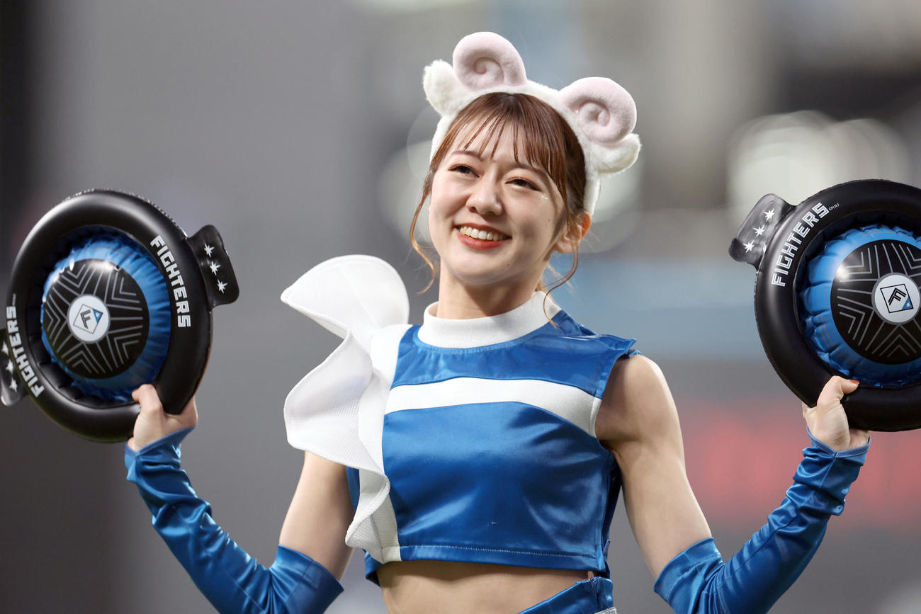 日本ハム対楽天　「ひつじダンス」を踊るファイターズガール（撮影・佐藤翔太）