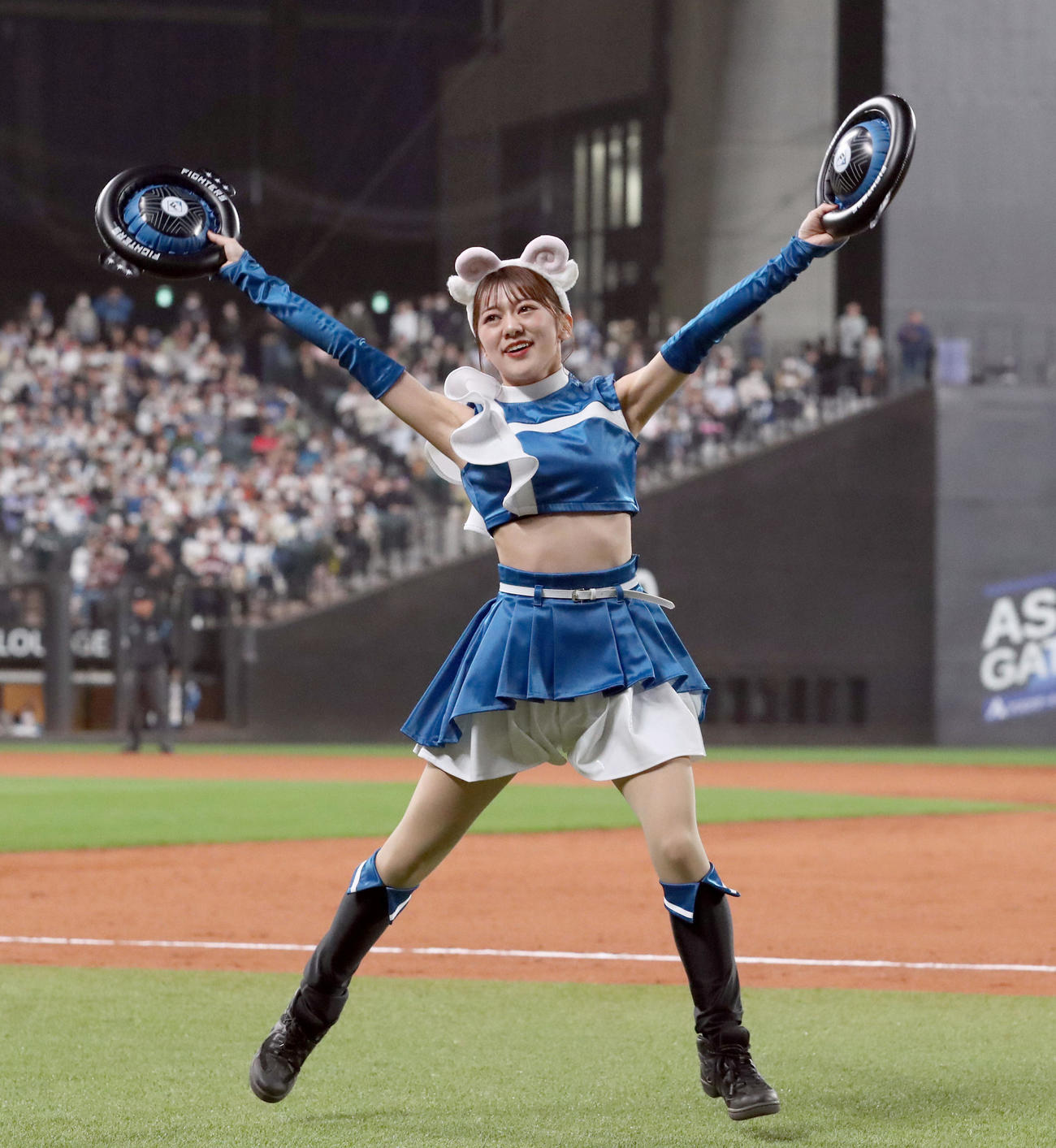 日本ハム対楽天　「ひつじダンス」を踊るファイターズガール（撮影・佐藤翔太）