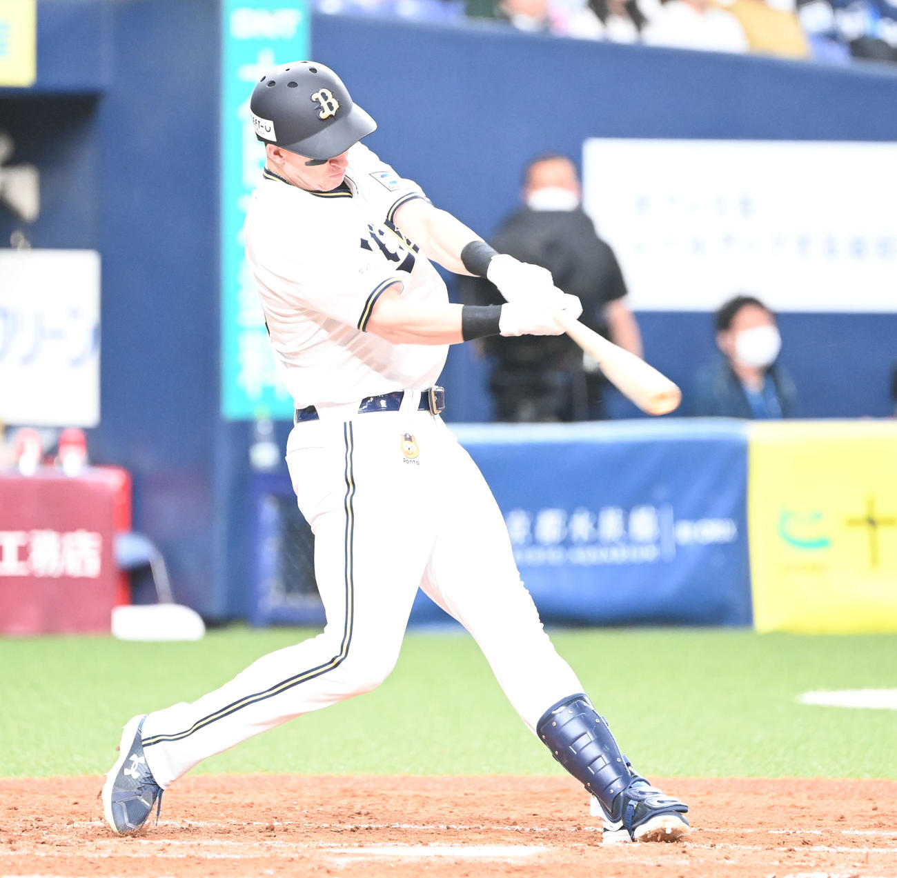オリックス対西武　5回裏オリックス2死一塁、右中間に適時二塁打を放つシュウィンデル（撮影・和賀正仁）