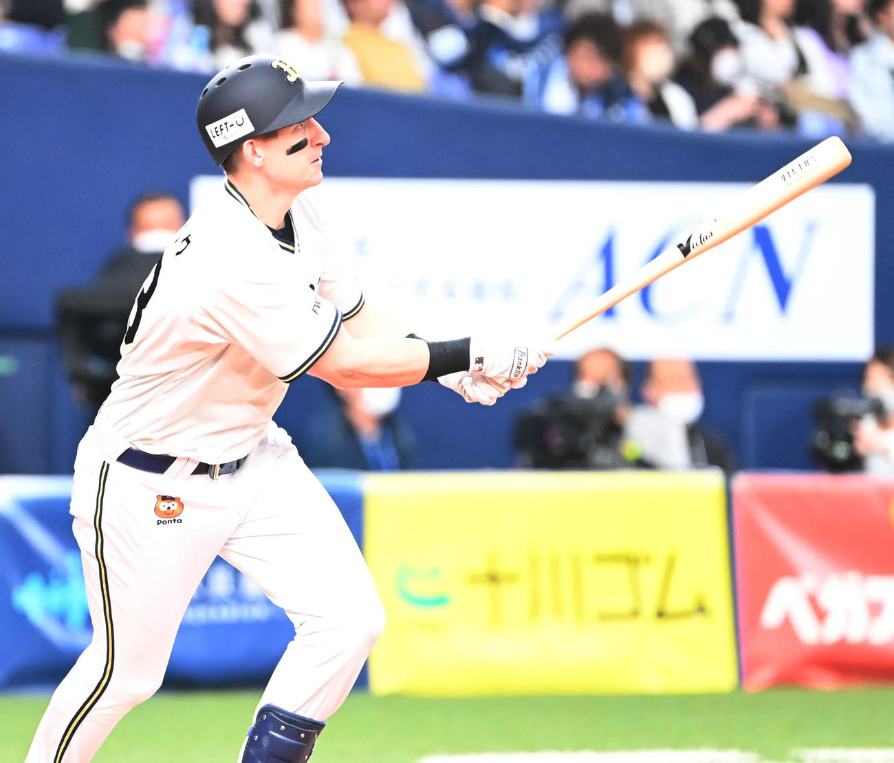オリックス対西武　5回裏オリックス2死一塁、右中間に適時二塁打を放つシュウィンデル（撮影・和賀正仁）
