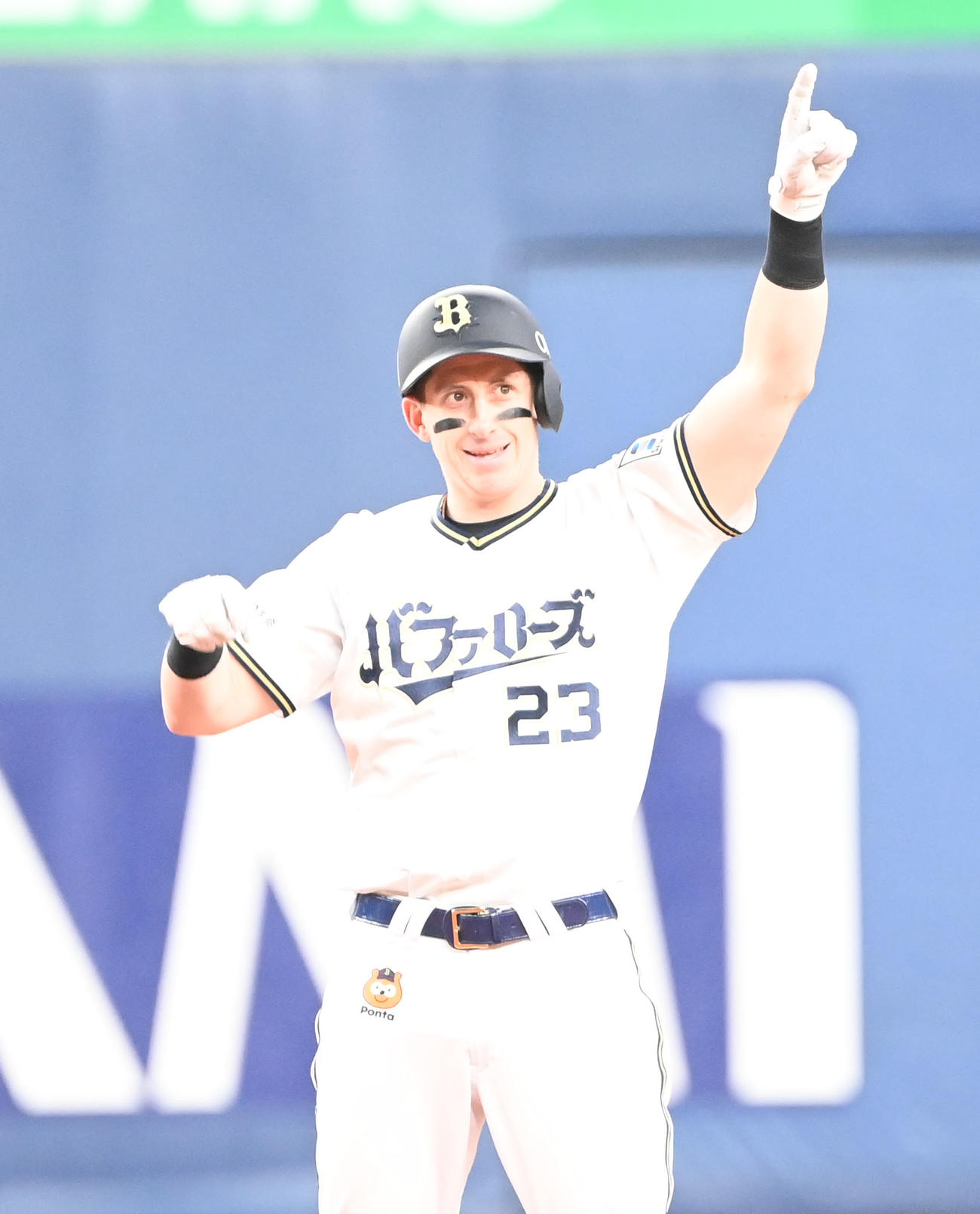 オリックス対西武　5回裏オリックス2死一塁、右中間に適時二塁打を放ったシュウィンデルはポーズ（撮影・和賀正仁）