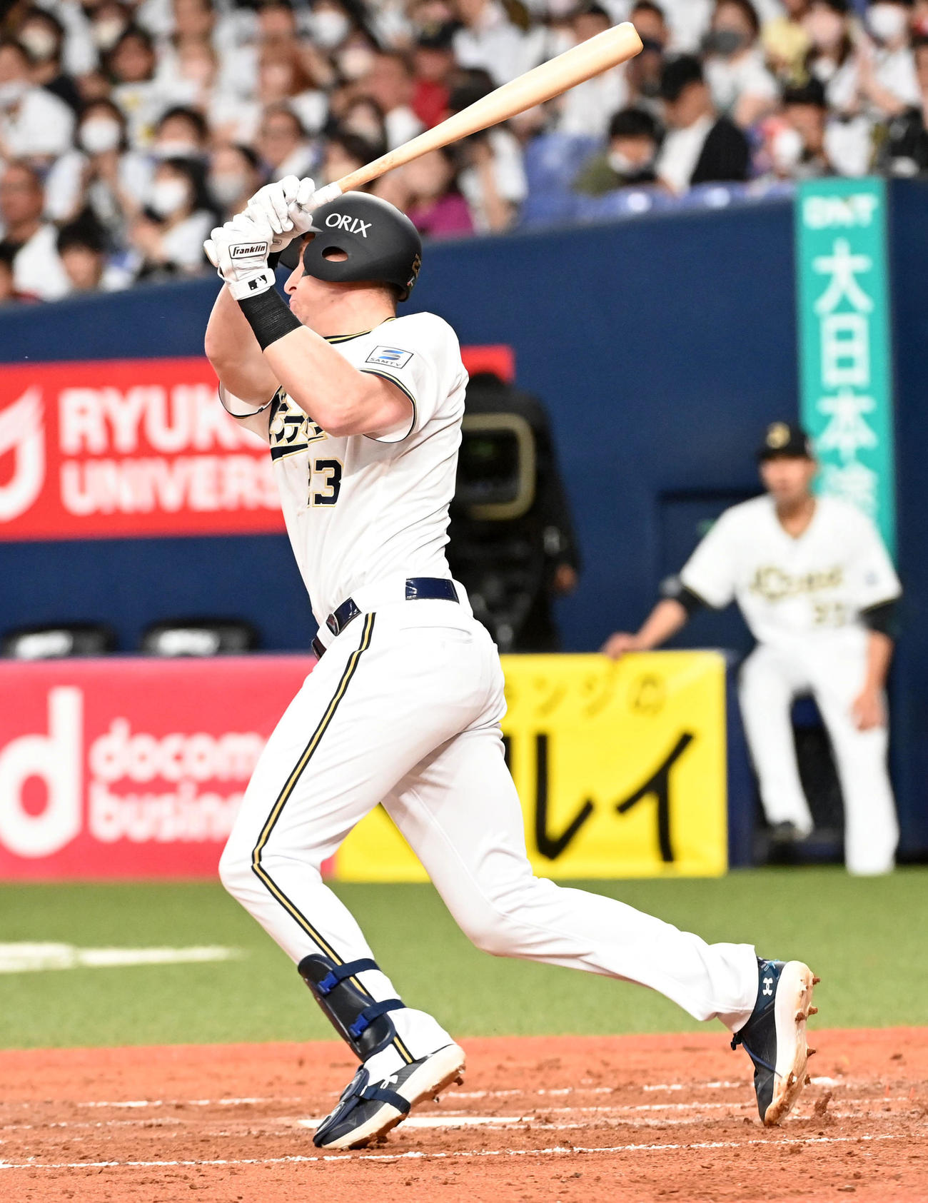 オリックス対西武　4回裏オリックス無死二、三塁、シュウィンデルは中前2点適時打を放つ（撮影・前岡正明）