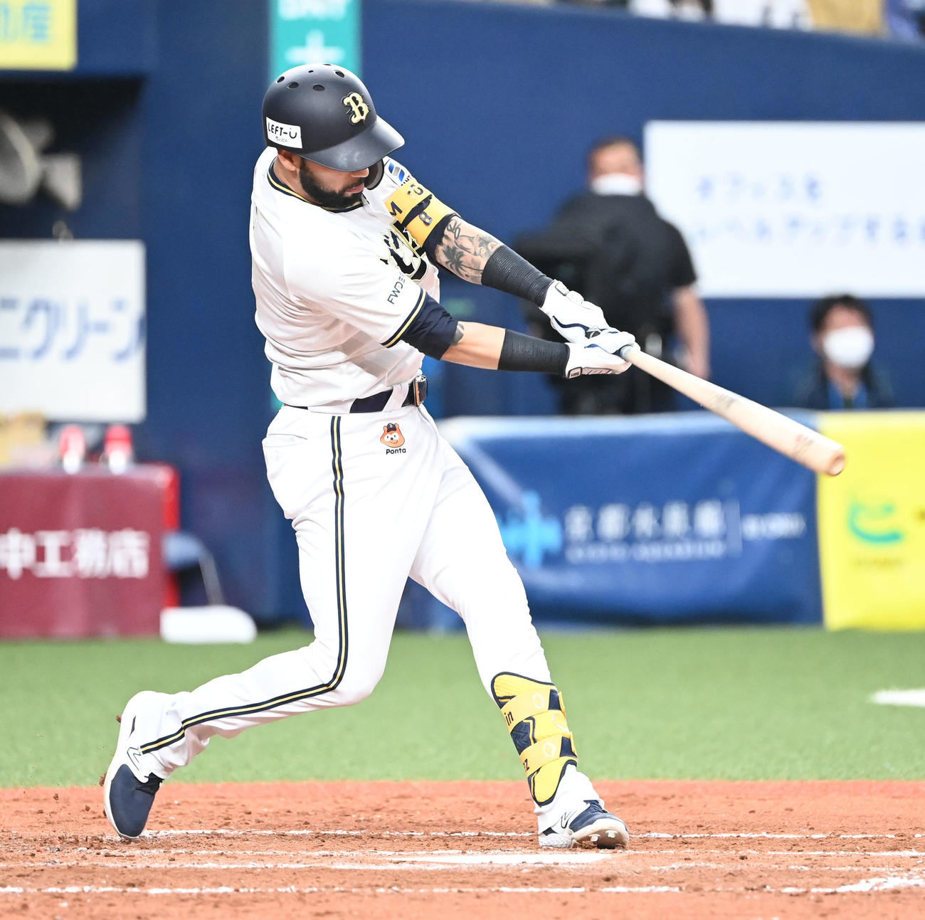 オリックス対西武　4回裏オリックス無死満塁、左中間に2点適時二塁打を放つゴンザレス（撮影・和賀正仁）