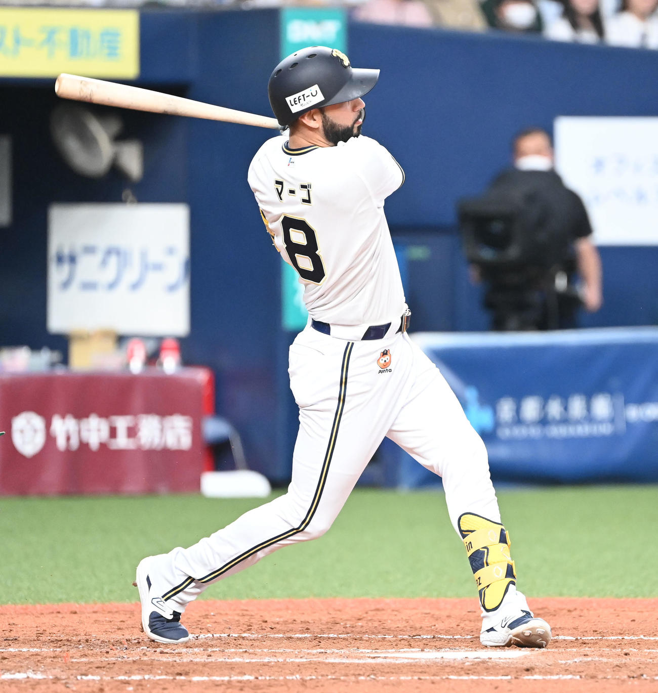 オリックス対西武　4回裏オリックス無死満塁、左中間に2点適時二塁打を放つゴンザレス（撮影・和賀正仁）