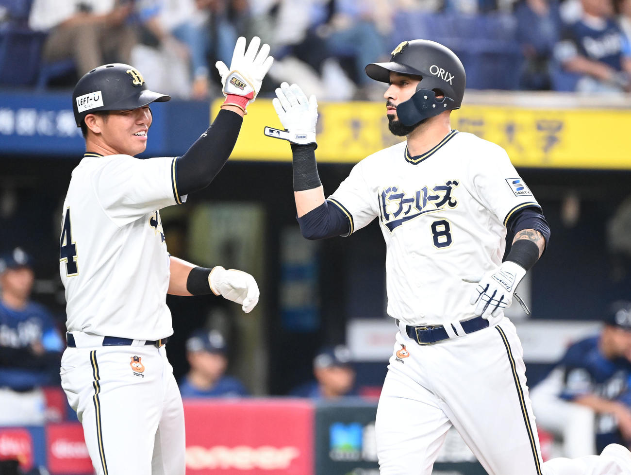 オリックス対西武　4回裏オリックス無死二、三塁、シュウィンデルの適時打で生還し頓宮（左）とタッチを交わすゴンザレス（撮影・和賀正仁）