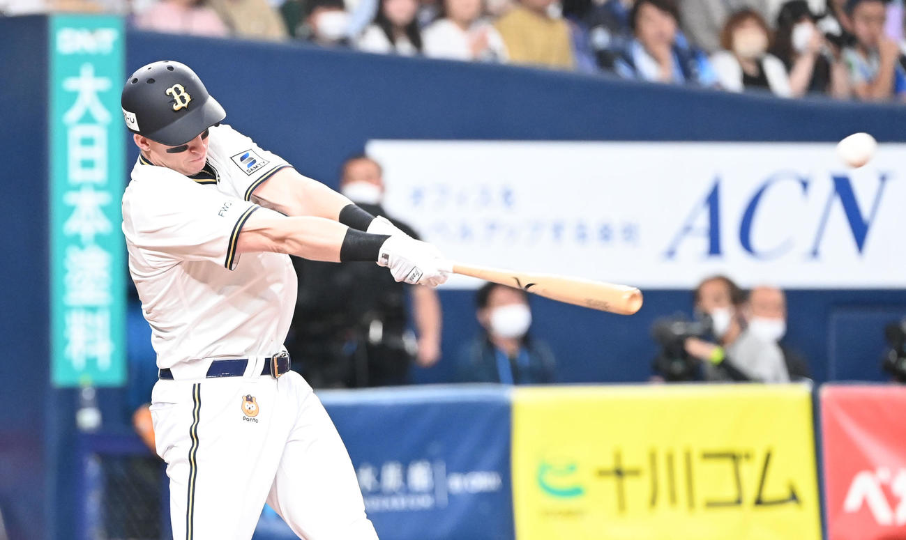 オリックス対西武　4回裏オリックス無死二、三塁、中前に2点適時打を放つシュウィンデル（撮影・和賀正仁）