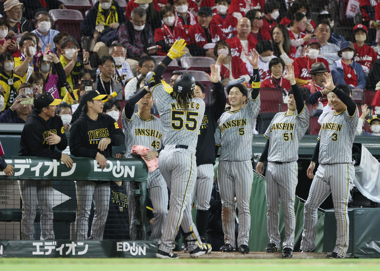 広島対阪神　6回表阪神1死、左越え本塁打を放ったミエセスを迎える大竹（左から3人目）らナイン（撮影・加藤孝規）